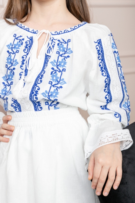 Compleu traditional alb pentru fetite cu motiv floral albastru Oana [2]