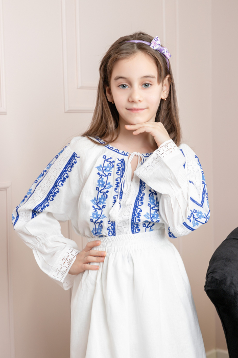 Compleu traditional alb pentru fetite cu motiv floral albastru Oana [3]