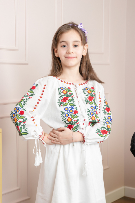 Ie traditionala alba pentru fetite cu motiv floral multicolor Andreea [2]