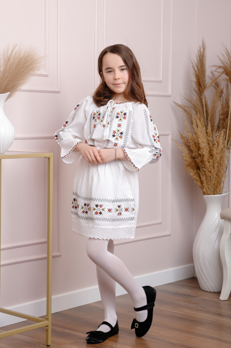 Compleu traditional alb pentru fetite cu motiv floral multicolor Romanita