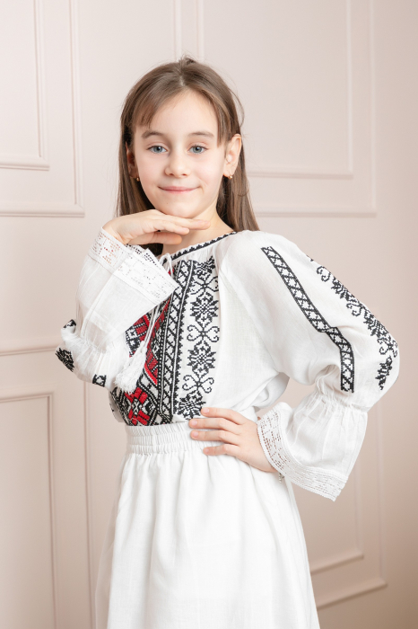 Ie traditional alba pentru fetite cu motiv floral rosu Ava [3]