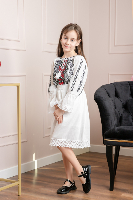 Ie traditional alba pentru fetite cu motiv floral rosu Ava [4]