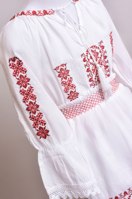 Compleu traditional alb pentru fetite cu motiv floral rosu Carina [2]