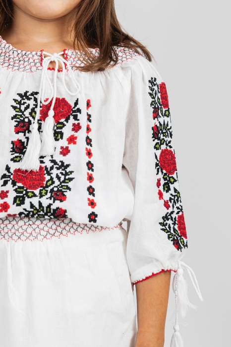 Compleu traditional alb pentru fetite cu motiv floral rosu Maria [3]