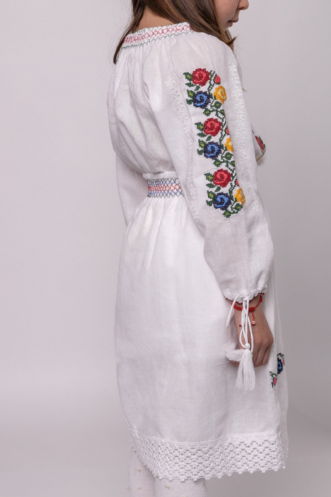 Compleu traditional alb pentru fetite cu motiv floral tricolor Alessia [5]