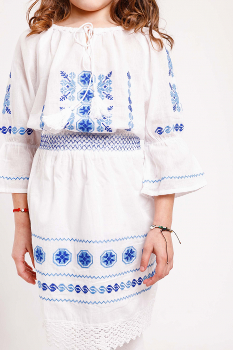 Compleu traditional alb pentru fetite cu motiv geometric albastru Ada [2]