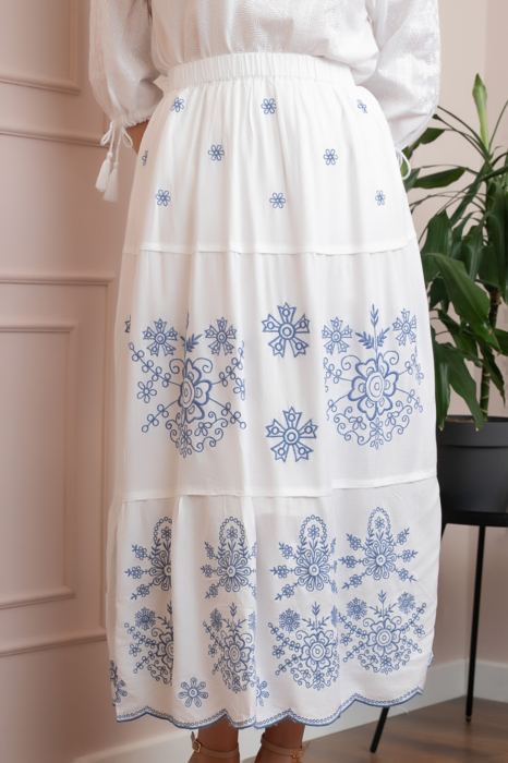 Fusta alba cu broderie florala albastra Carmen 03 [2]