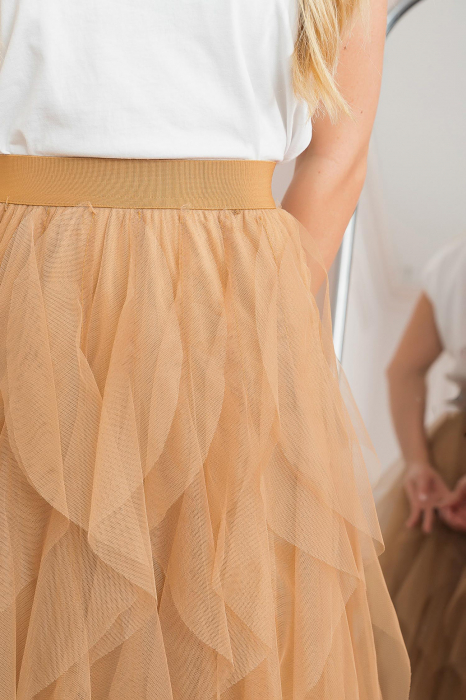 Fusta camel cu volane din tulle [3]
