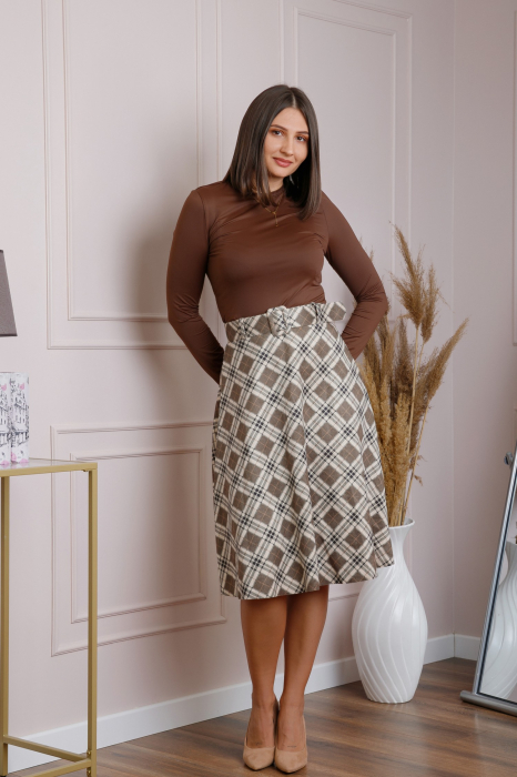 Fusta clos cu carouri bej si centura in talie [4]