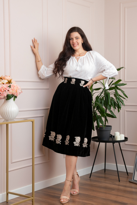 Fusta neagra din catifea cu broderie florala aurie Catinca [3]