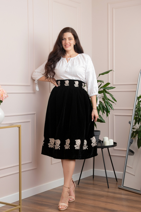 Fusta neagra din catifea cu broderie florala aurie Catinca [4]