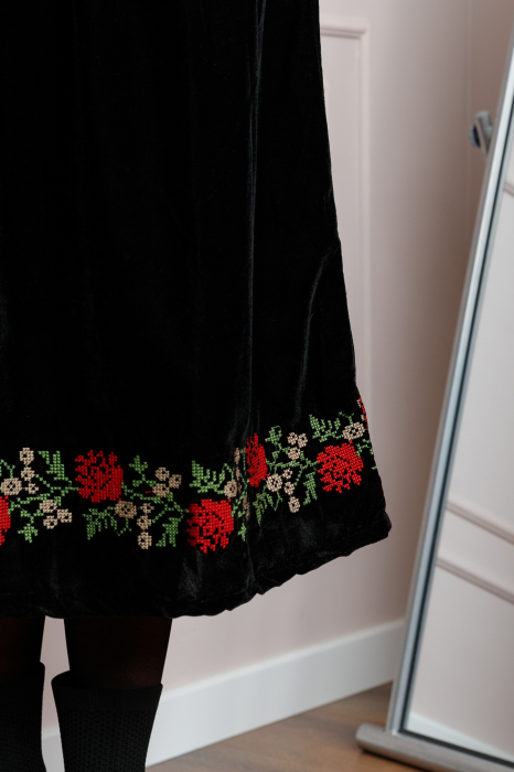 Fusta neagra din catifea cu broderie florala rosie Sofia [2]