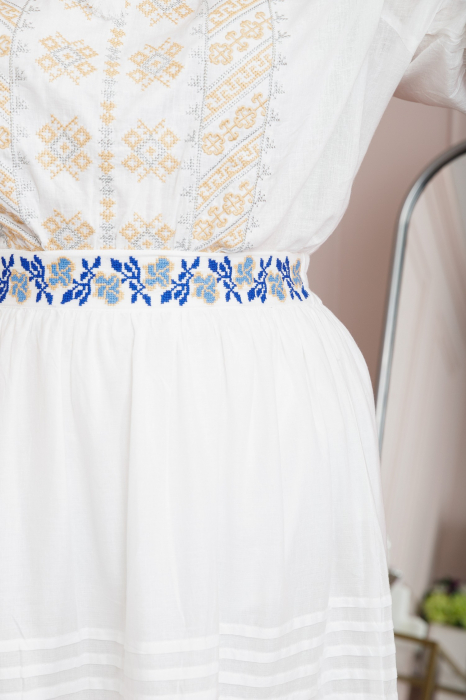 Fusta traditionala alba cu broderie florala albastra Clara 01 [3]