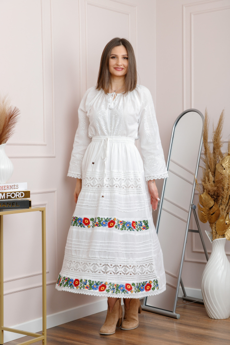 Fusta traditionala alba cu broderie florala multicolora Silvana [5]