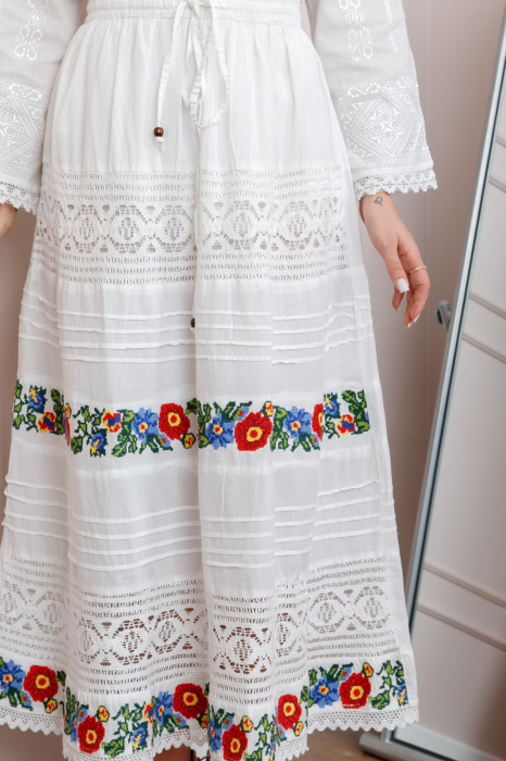 Fusta traditionala alba cu broderie florala multicolora Silvana [2]