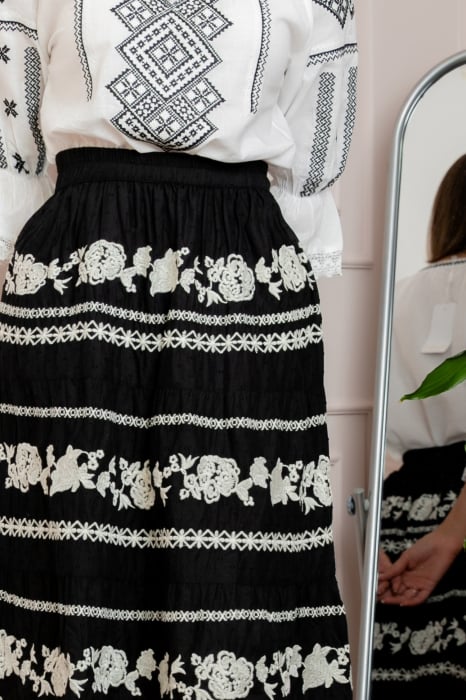 Fusta traditionala neagra cu broderie florala alba Ema [2]