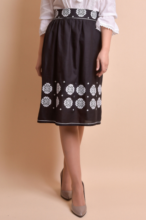 Fusta traditionala neagra cu broderie florala alba Eva 01 [5]
