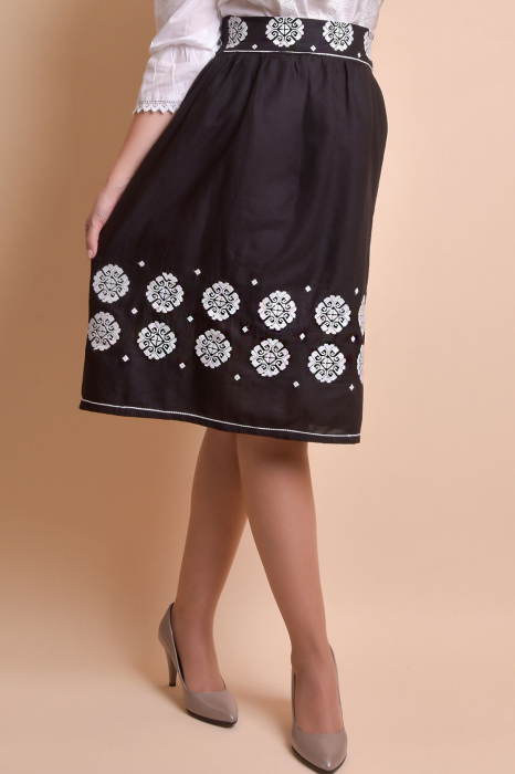 Fusta traditionala neagra cu broderie florala alba Eva 01 [3]