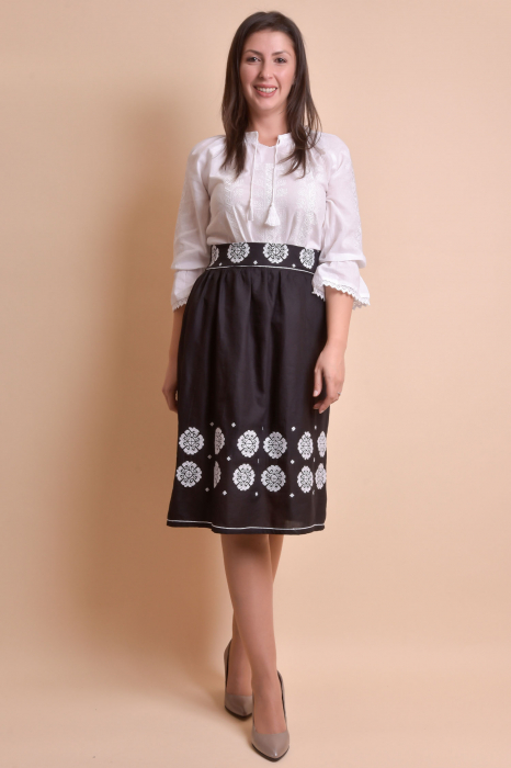 Fusta traditionala neagra cu broderie florala alba Eva 01 [4]