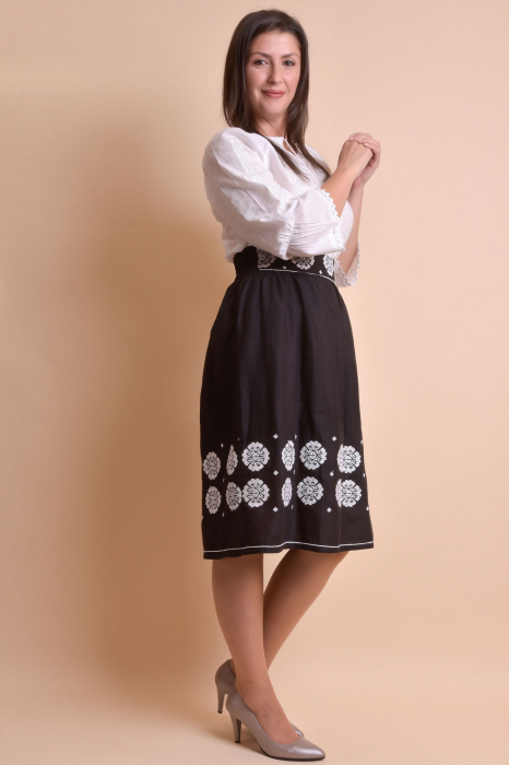 Fusta traditionala neagra cu broderie florala alba Eva 01 [6]