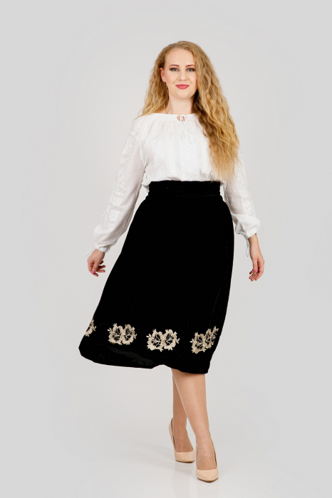 Fusta traditionala neagra cu broderie florala aurie Florenta 01 [4]