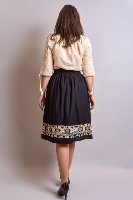Fusta traditionala neagra cu broderie florala crem Emilia [6]