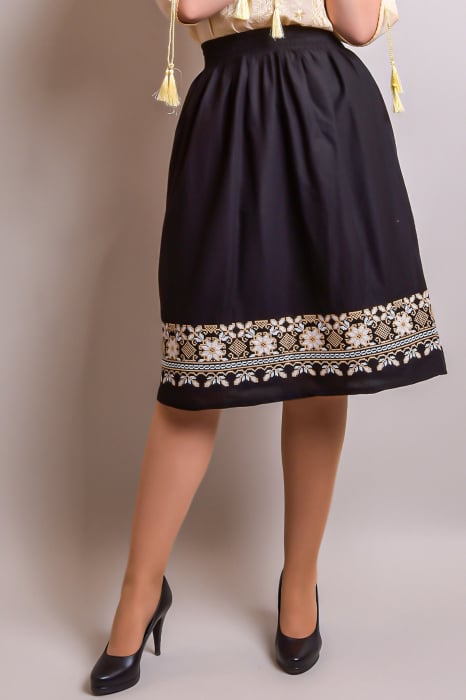 Fusta traditionala neagra cu broderie florala crem Emilia [3]