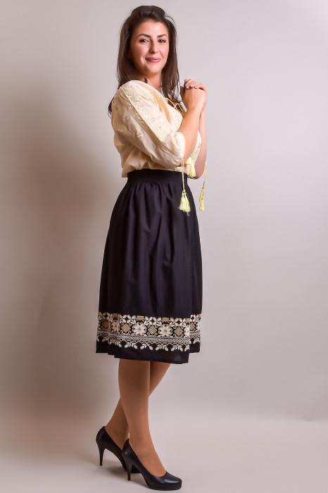 Fusta traditionala neagra cu broderie florala crem Emilia [4]