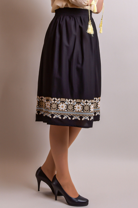 Fusta traditionala neagra cu broderie florala crem Emilia [5]