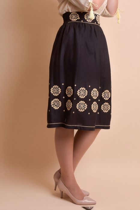 Fusta traditionala neagra cu broderie florala crem Eva 02 [7]