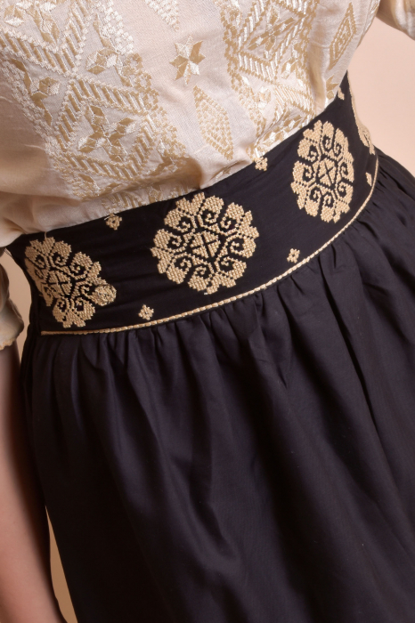 Fusta traditionala neagra cu broderie florala crem Eva 02 [2]
