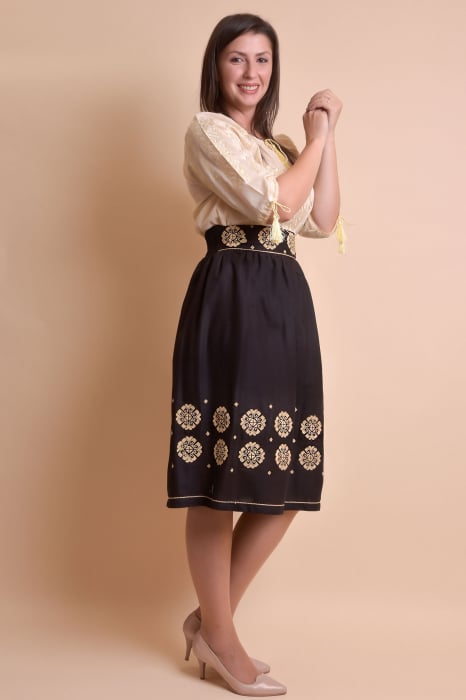 Fusta traditionala neagra cu broderie florala crem Eva 02 [6]