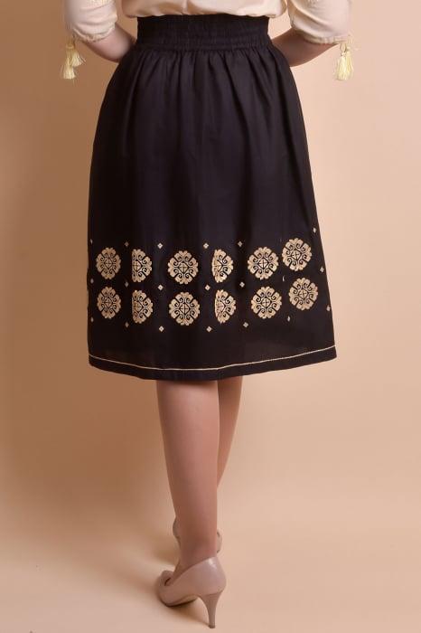 Fusta traditionala neagra cu broderie florala crem Eva 02 [9]