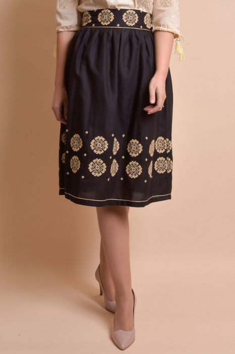 Fusta traditionala neagra cu broderie florala crem Eva 02 [5]