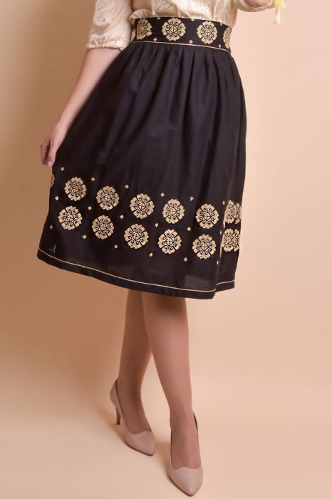 Fusta traditionala neagra cu broderie florala crem Eva 02 [3]