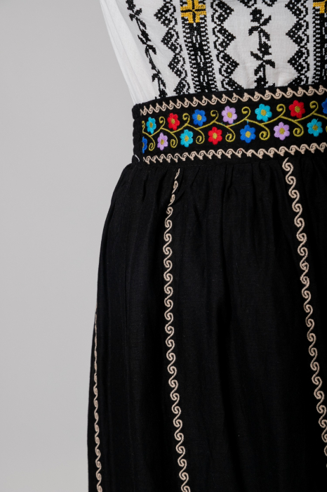 Fusta traditionala neagra cu broderie florala multicolora Catrinel [2]