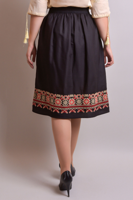 Fusta traditionala neagra cu broderie florala multicolora Narcisa [7]