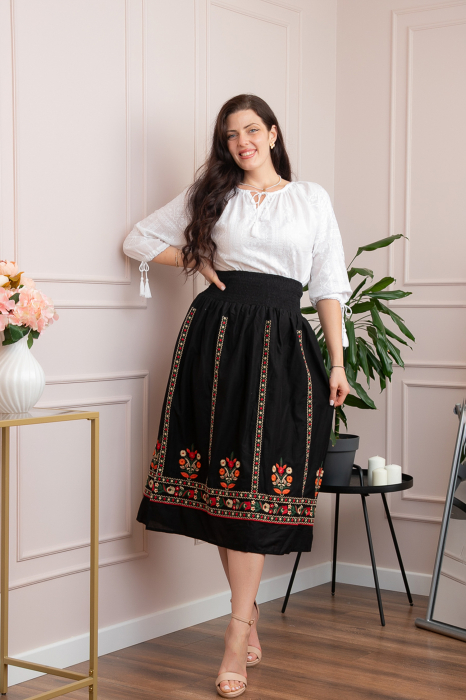 Fusta traditionala neagra cu broderie florala multicolora Roxana [1]