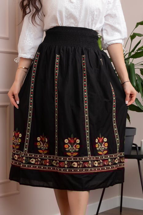 Fusta traditionala neagra cu broderie florala multicolora Roxana [2]