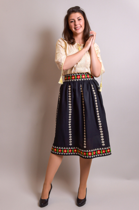 Fusta traditionala neagra cu broderie florala rosie Catalina [3]