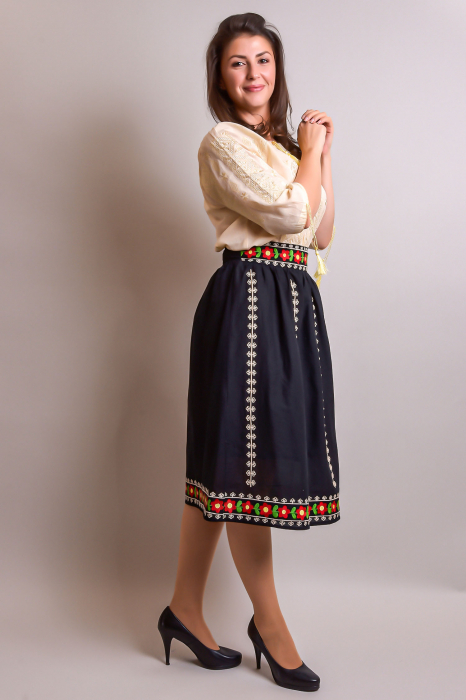 Fusta traditionala neagra cu broderie florala rosie Catalina [4]