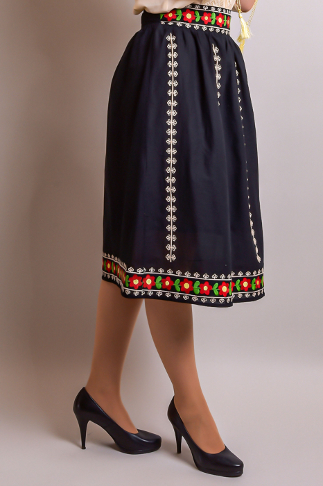 Fusta traditionala neagra cu broderie florala rosie Catalina [5]
