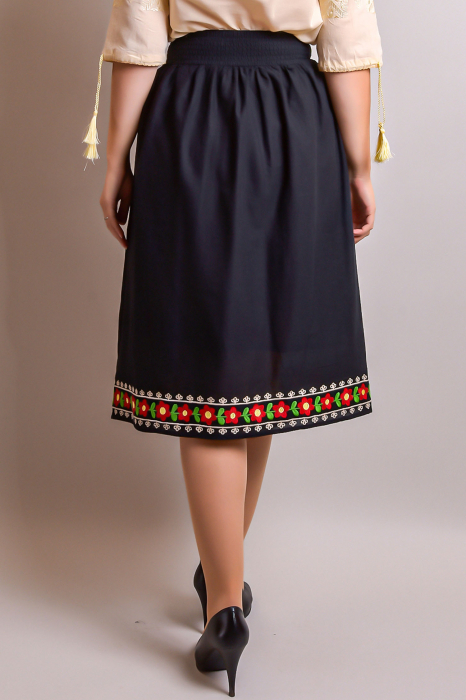 Fusta traditionala neagra cu broderie florala rosie Catalina [7]