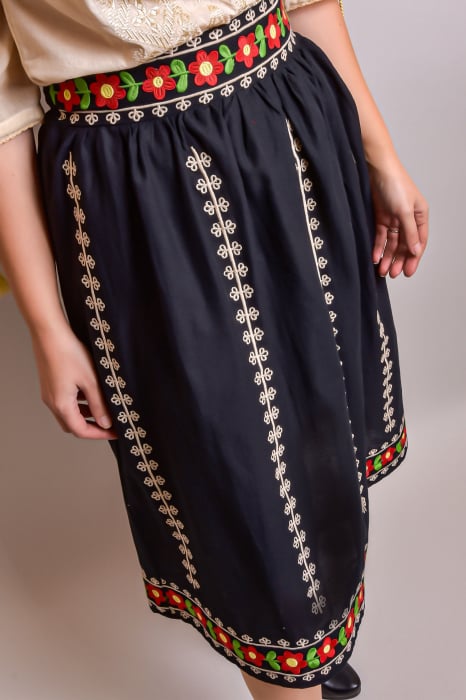 Fusta traditionala neagra cu broderie florala rosie Catalina [2]