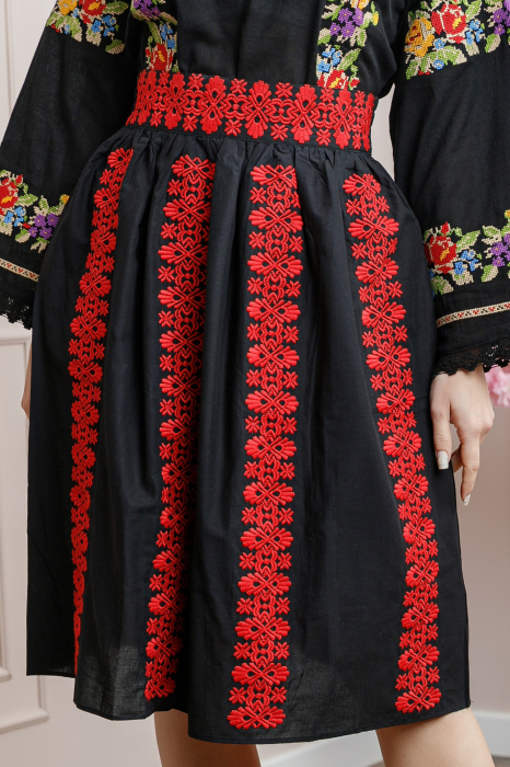 Fusta traditionala neagra cu broderie florala rosie Cecilia 03 [4]