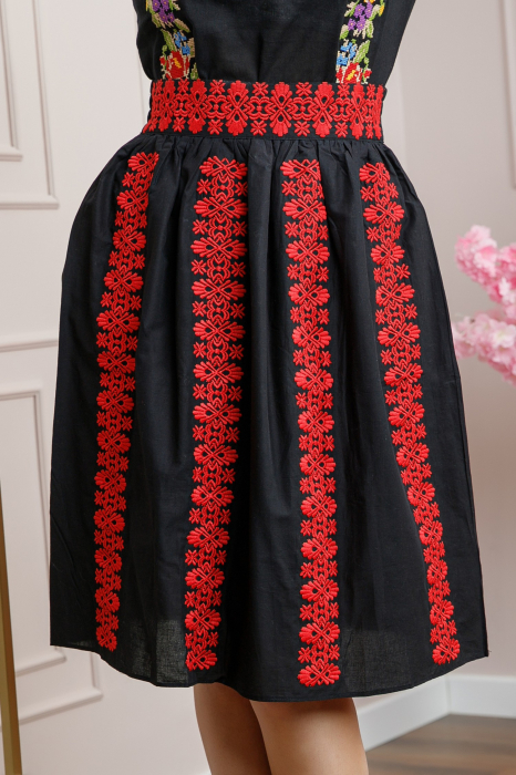 Fusta traditionala neagra cu broderie florala rosie Cecilia 03 [3]