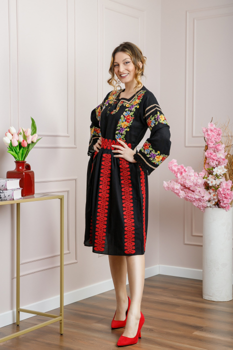 Fusta traditionala neagra cu broderie florala rosie Cecilia 03 [5]