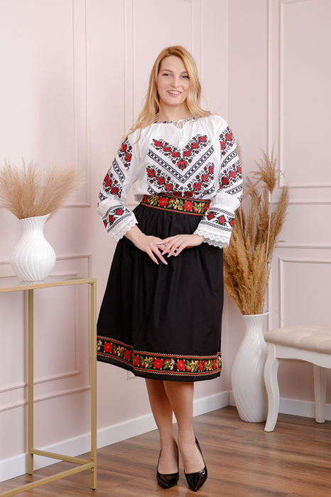 Fusta traditionala neagra cu broderie florala rosie Maria 02 [5]