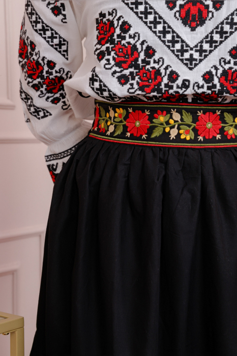 Fusta traditionala neagra cu broderie florala rosie Maria 02 [3]