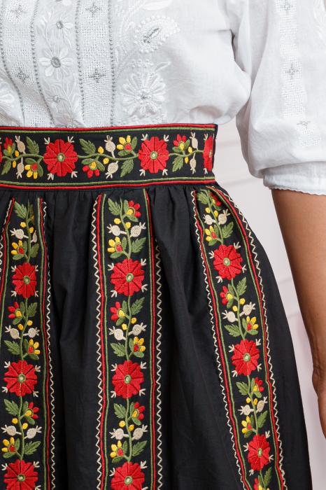 Fusta traditionala neagra cu broderie florala rosie Maria 01 [2]